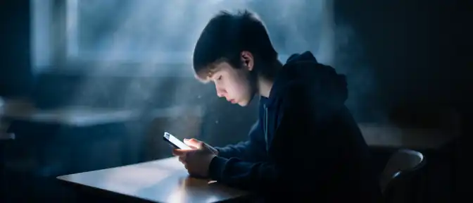 Изменение поведения и тревожность при использовании смартфона могут указывать на участие подростка в мошеннических схемах